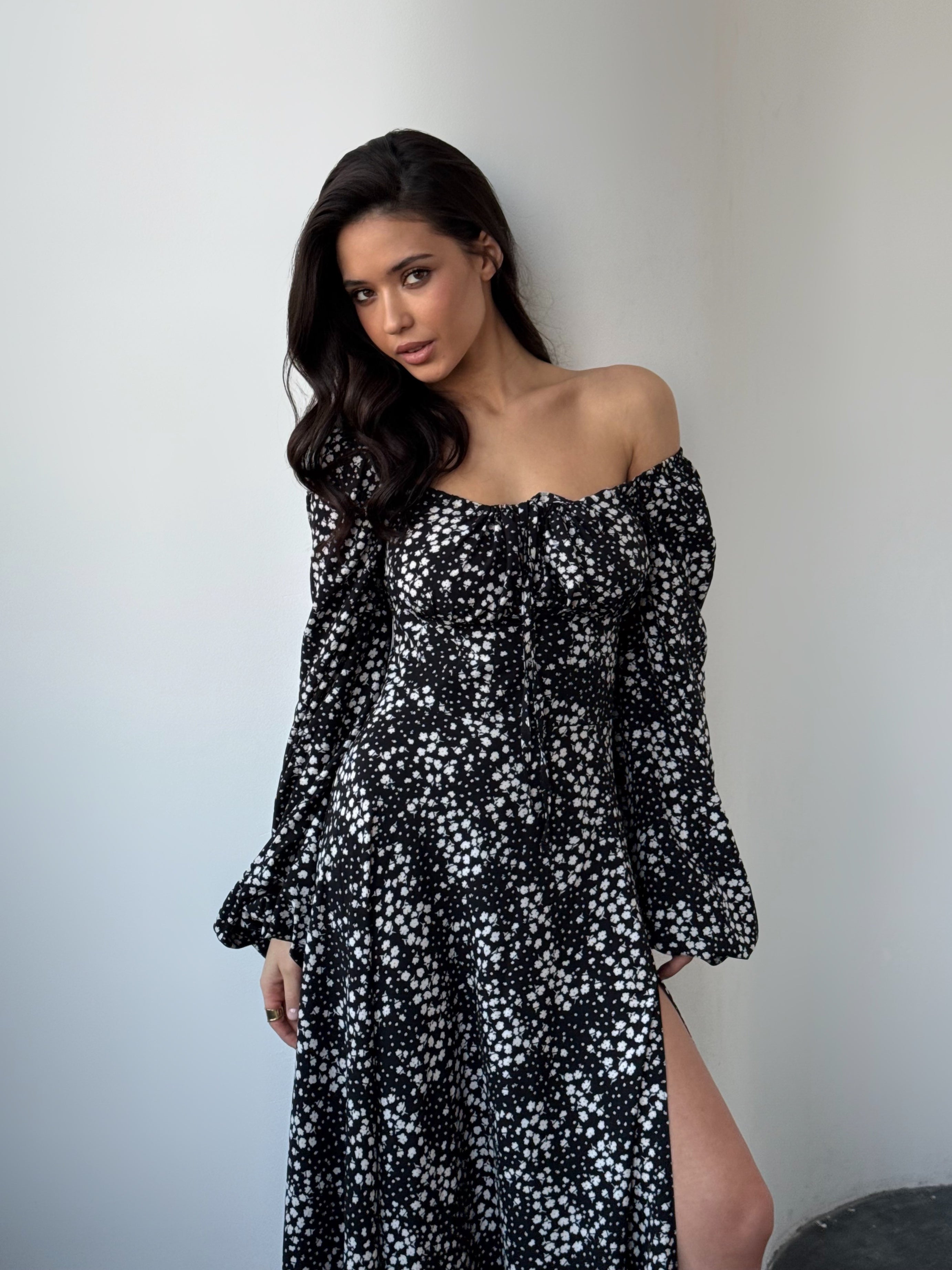 Black Asti Soft Dress – Elegant Shape and Effortless Confidence