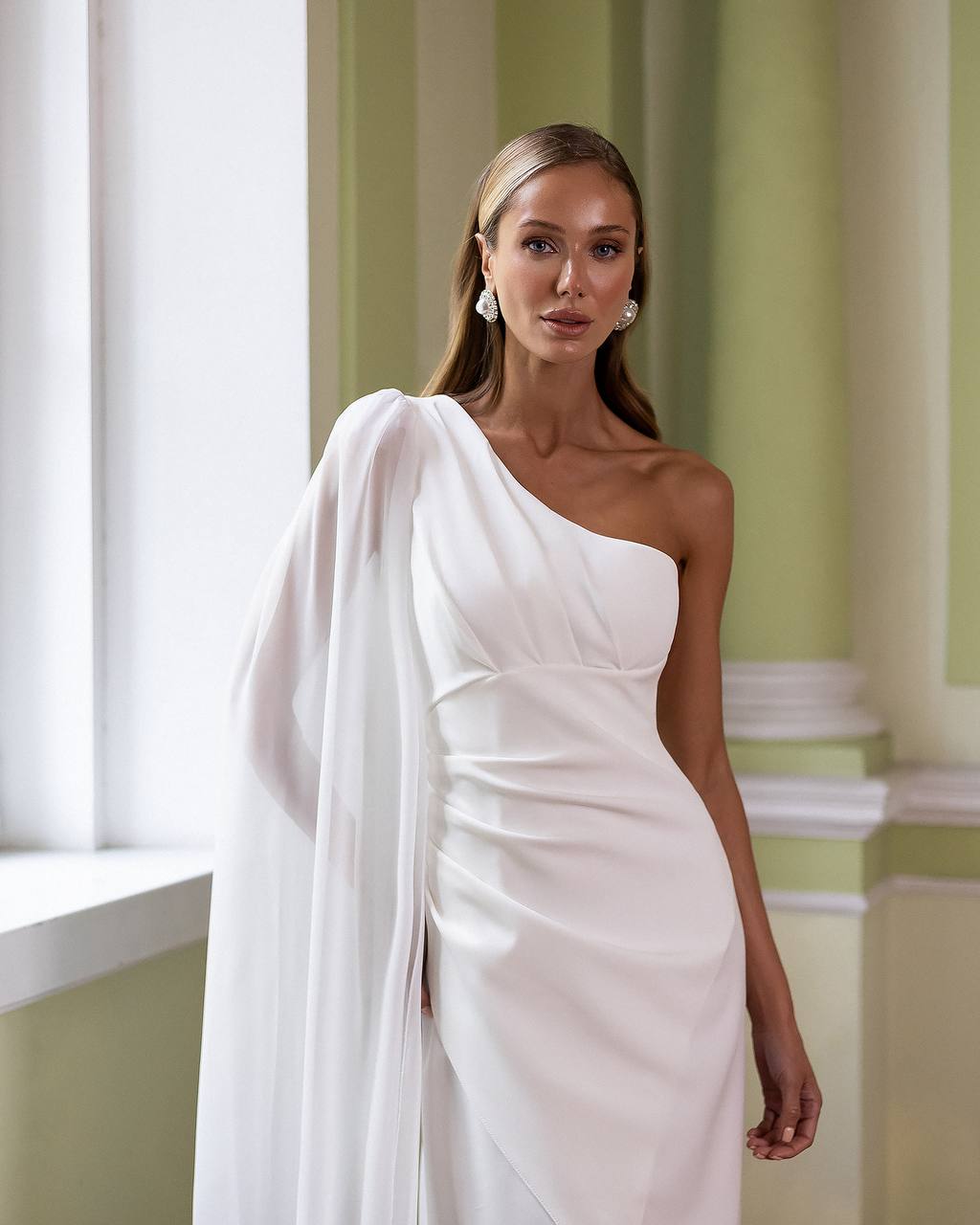 Elegant Crepe de Chine Dress with Windy Chiffon Sleeves