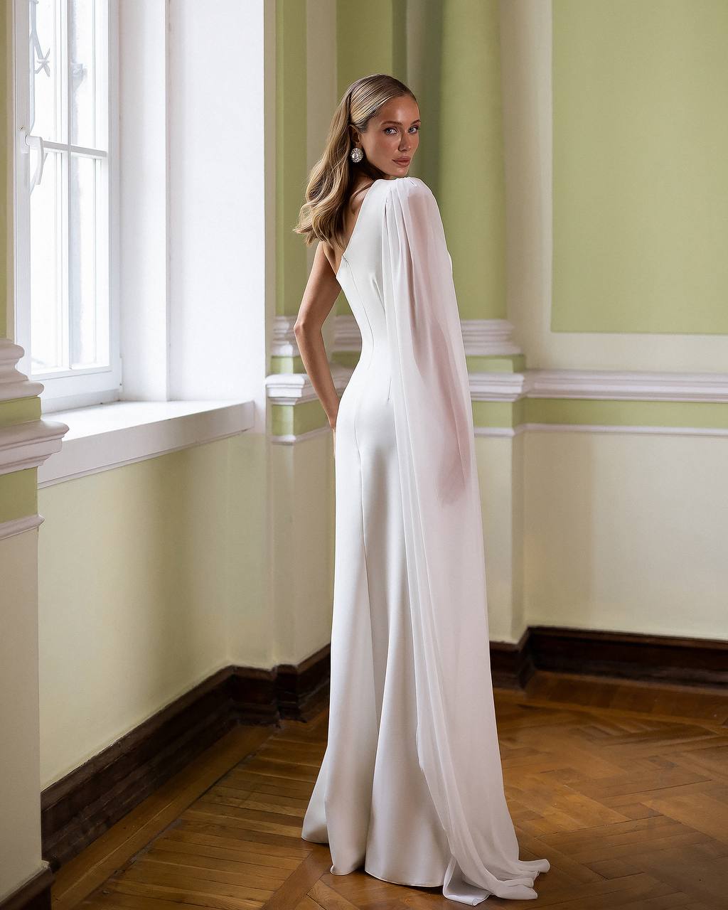 Elegant Crepe de Chine Dress with Windy Chiffon Sleeves