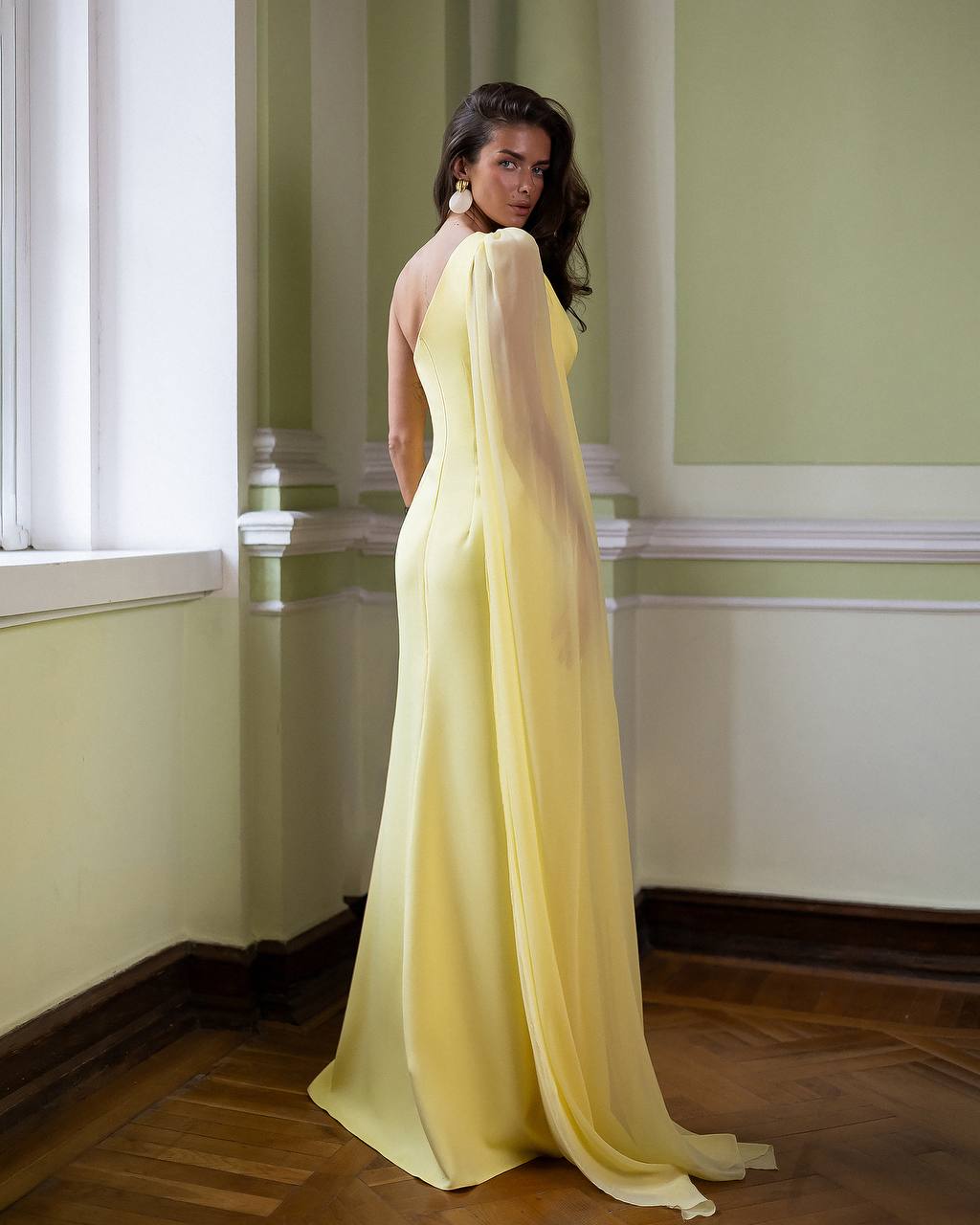 Elegant Crepe de Chine Dress with Windy Chiffon Sleeves