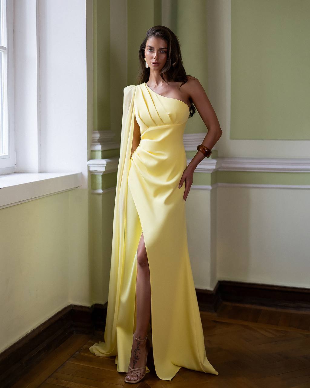 Elegant Crepe de Chine Dress with Windy Chiffon Sleeves