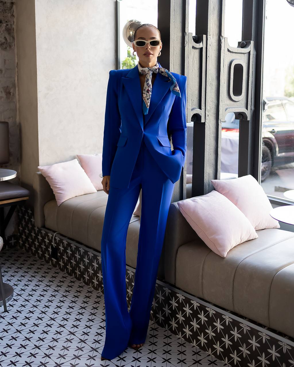 Women's Tailored Suit in Premium Suiting Fabric, Classic Cut