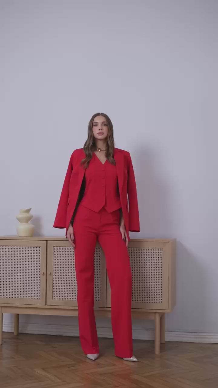 Tailored Suit in Premium Suiting Fabric — Three-Piece Suit with Vest